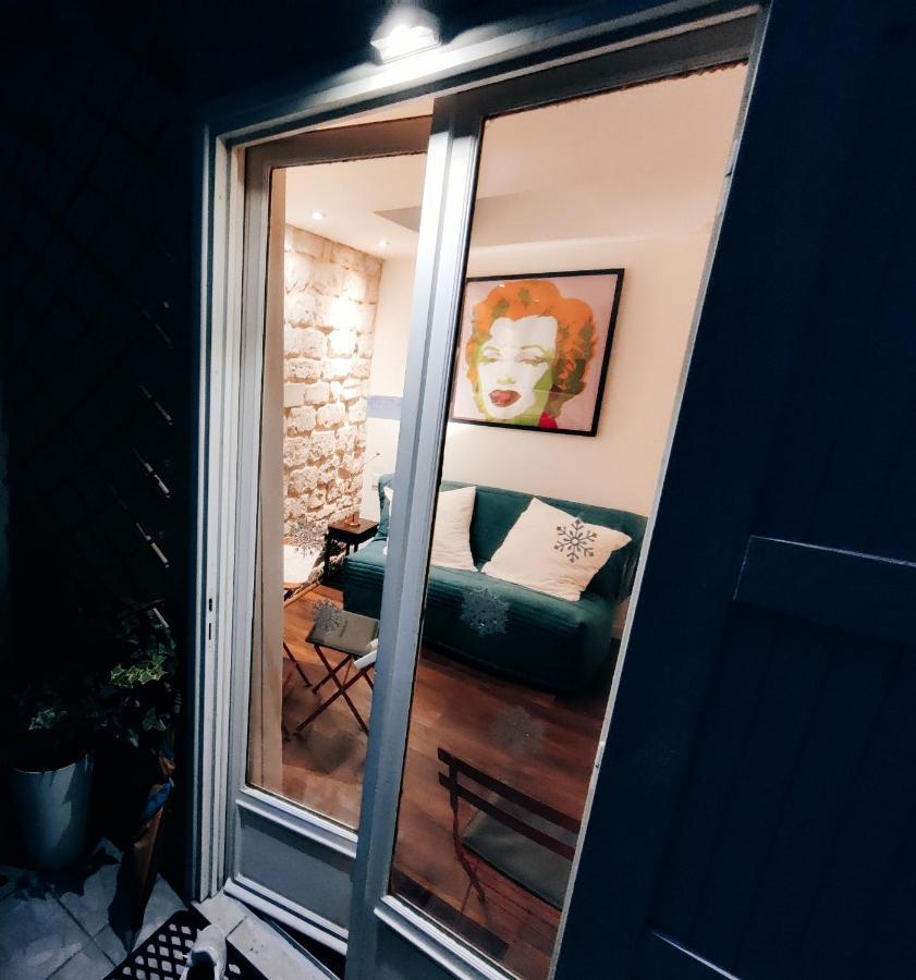 Romantic Tiny House Inside Montmartre Paris Eksteriør billede