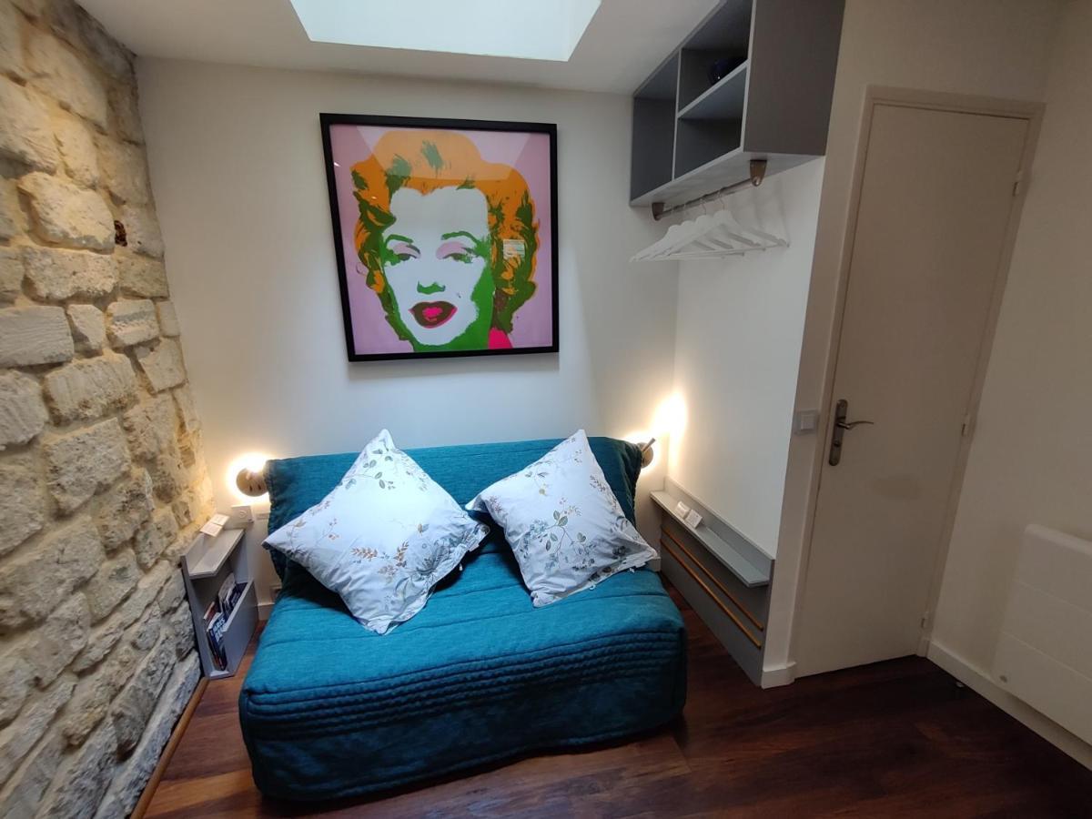 Romantic Tiny House Inside Montmartre Paris Eksteriør billede