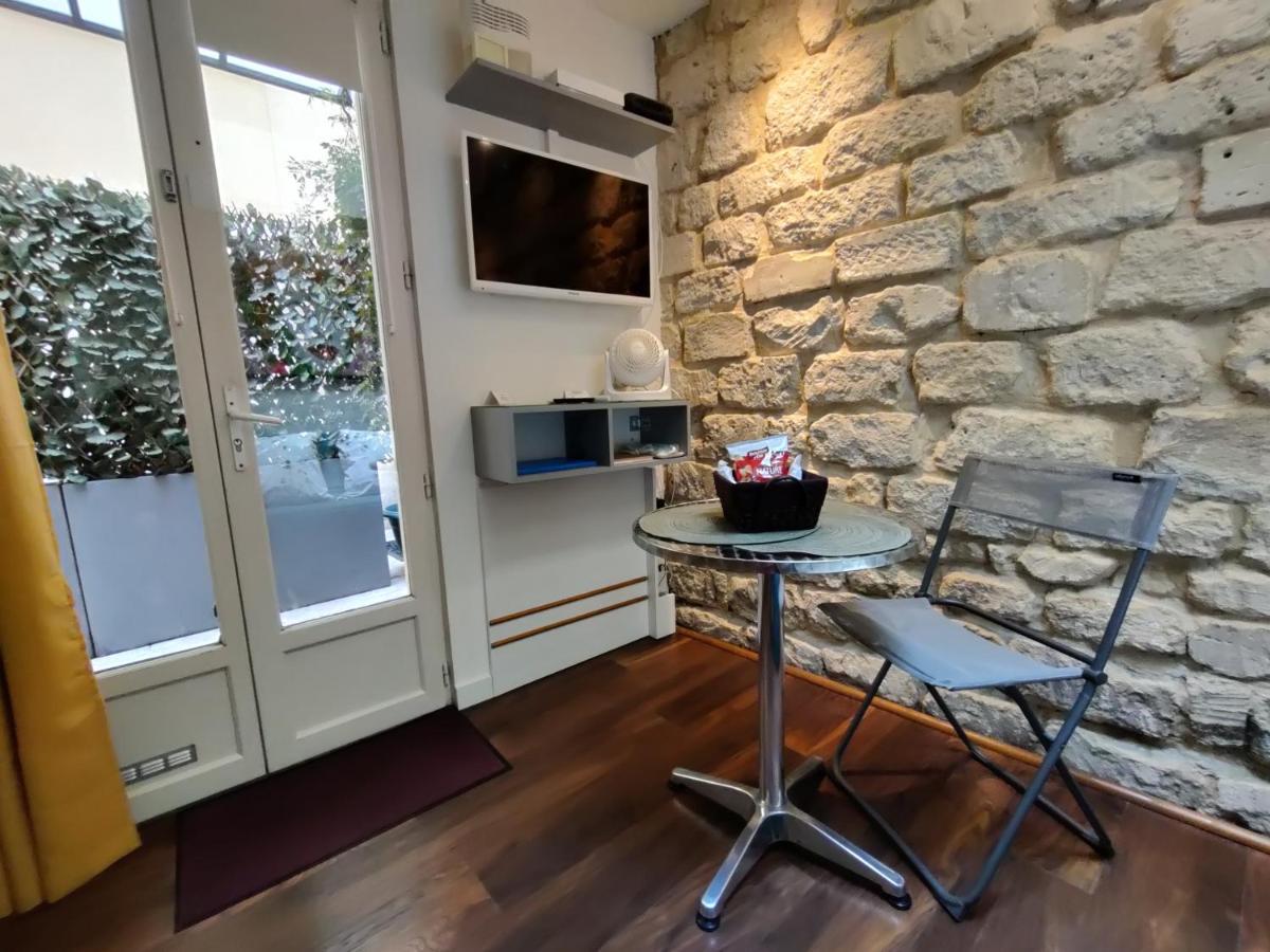Romantic Tiny House Inside Montmartre Paris Eksteriør billede