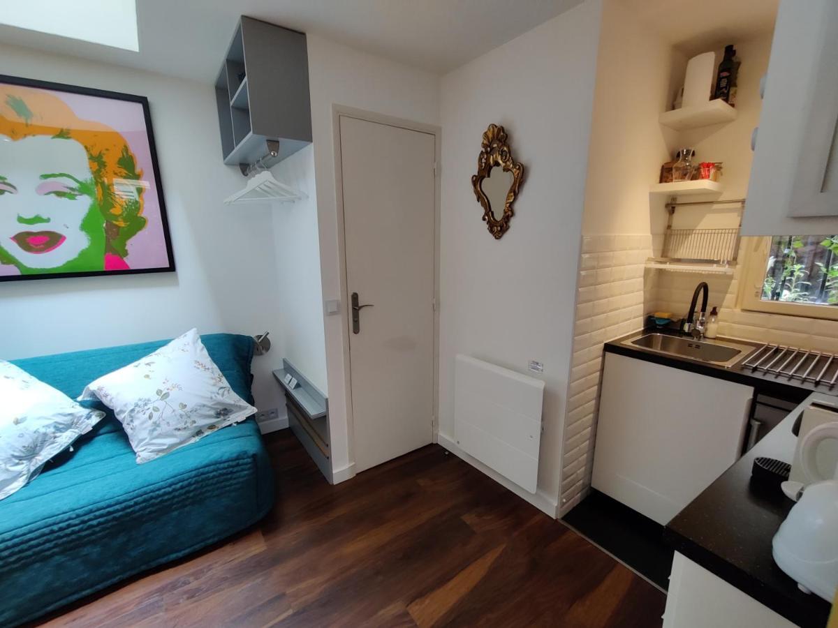 Romantic Tiny House Inside Montmartre Paris Eksteriør billede