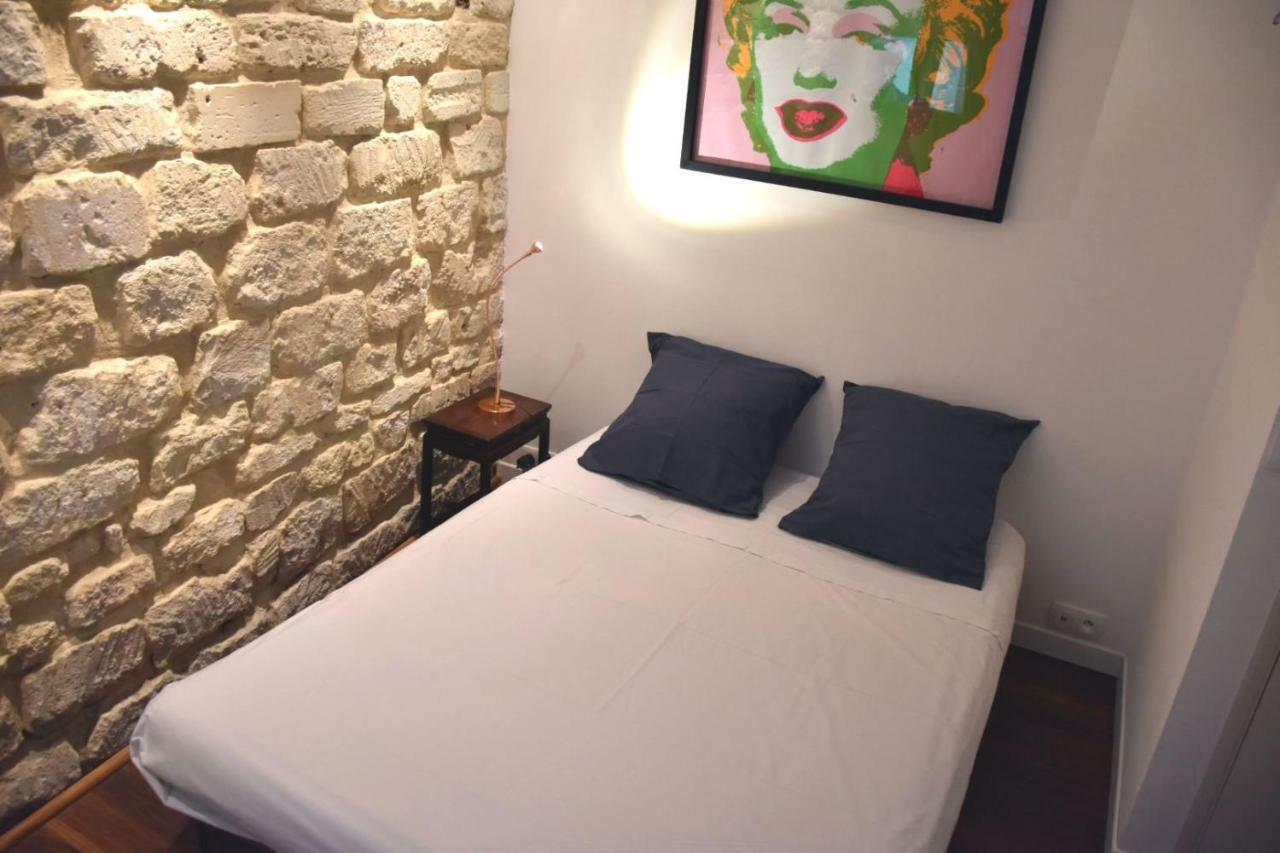 Romantic Tiny House Inside Montmartre Paris Eksteriør billede